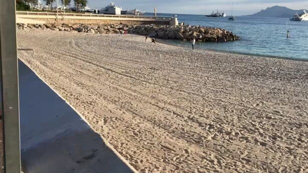A beach with a rocky shoreline, a pier, and boats in the water. - Cosy studio Cannes, France, 250 meters from the beach, Pointe Croisette (Cannes)
