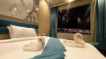 Deluxe Double Room With Grand Egyptian Museum View | ๊ณ ๊ธ ์นจ๊ตฌ, ๋ฏธ๋๋ฐ, ์ฑ
์, ๋ฐฉ์ ์ค๋น