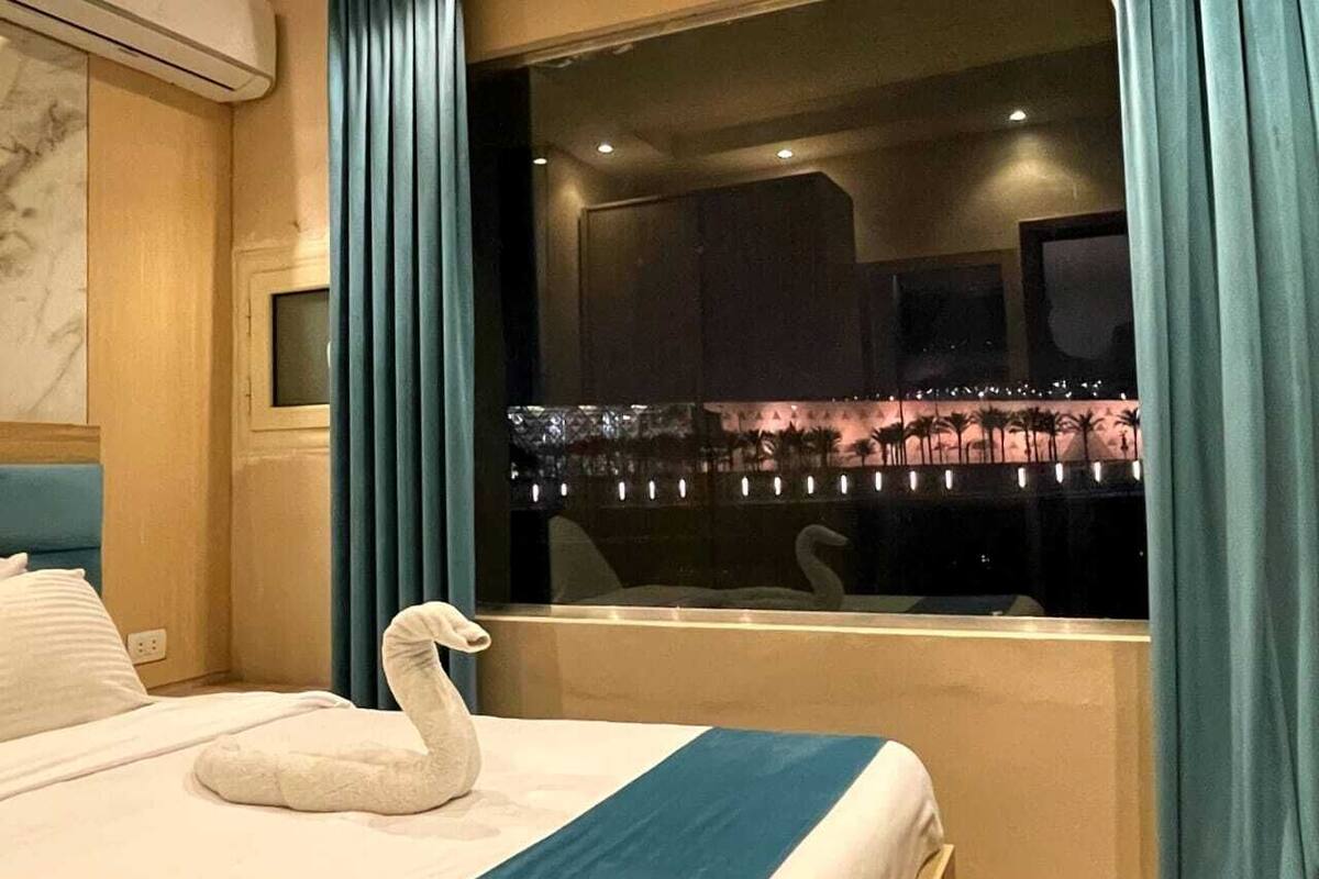Deluxe single Room With Grand Egyptian Museum View | Sengetøy av topp kvalitet, minibar, skrivebord og lydisolert