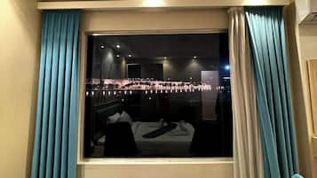 Ropa de cama de alta calidad, minibar y escritorio