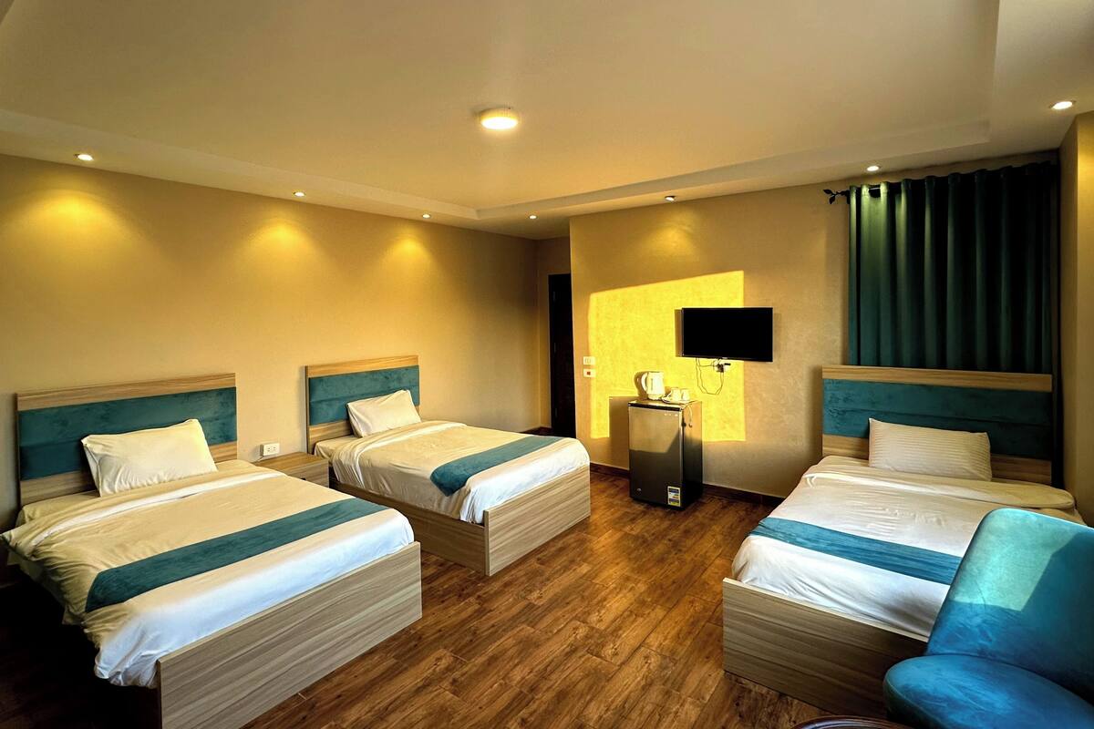 Deluxe Triple Room With Grand Egyptian Museum View | Sengetøy av topp kvalitet, minibar, skrivebord og lydisolert