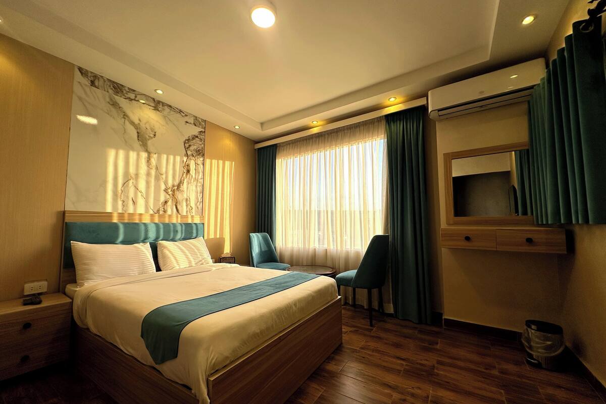 Deluxe Double Room With Grand Egyptian Museum View | Sengetøy av topp kvalitet, minibar, skrivebord og lydisolert