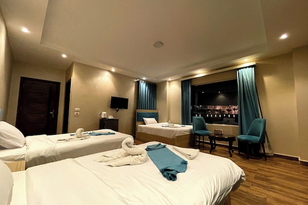 Ropa de cama de alta calidad, minibar y escritorio