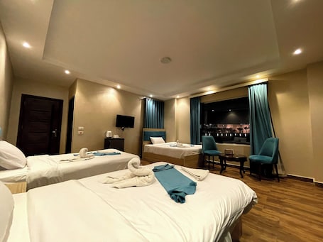 Ropa de cama de alta calidad, minibar y escritorio