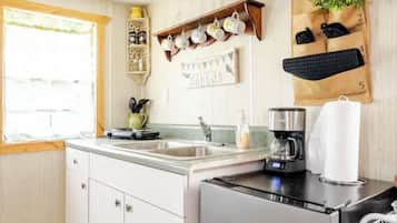 Stovetop, coffee/tea maker, electric kettle, cookware/dishes/utensils