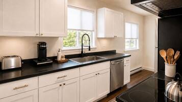 Coffee/tea maker, fridge, microwave, oven