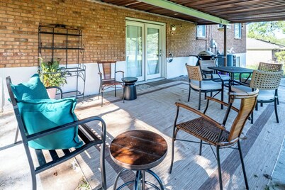 Centrally Located near airport, Museums, and More, with 4 BRs and 3 Full Baths