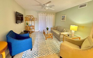 Living area - 1st floor Condo in New Smyrna Beach- 1 minute walk to the beach (New Smyrna Beach)