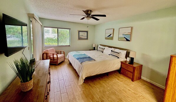2 bedrooms, iron/ironing board, WiFi, bed sheets - 1st floor Condo in New Smyrna Beach- 1 minute walk to the beach (New Smyrna Beach)