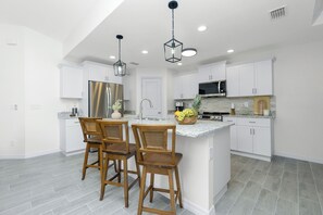 Private kitchen - 3-bedroom house in tranquil Rotonda West with WiFi, AC. Enjoy relaxation (Rotonda West)