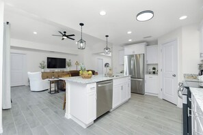 Interior - 3-bedroom house in tranquil Rotonda West with WiFi, AC. Enjoy relaxation (Rotonda West)