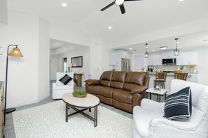 Living area - 3-bedroom house in tranquil Rotonda West with WiFi, AC. Enjoy relaxation (Rotonda West)