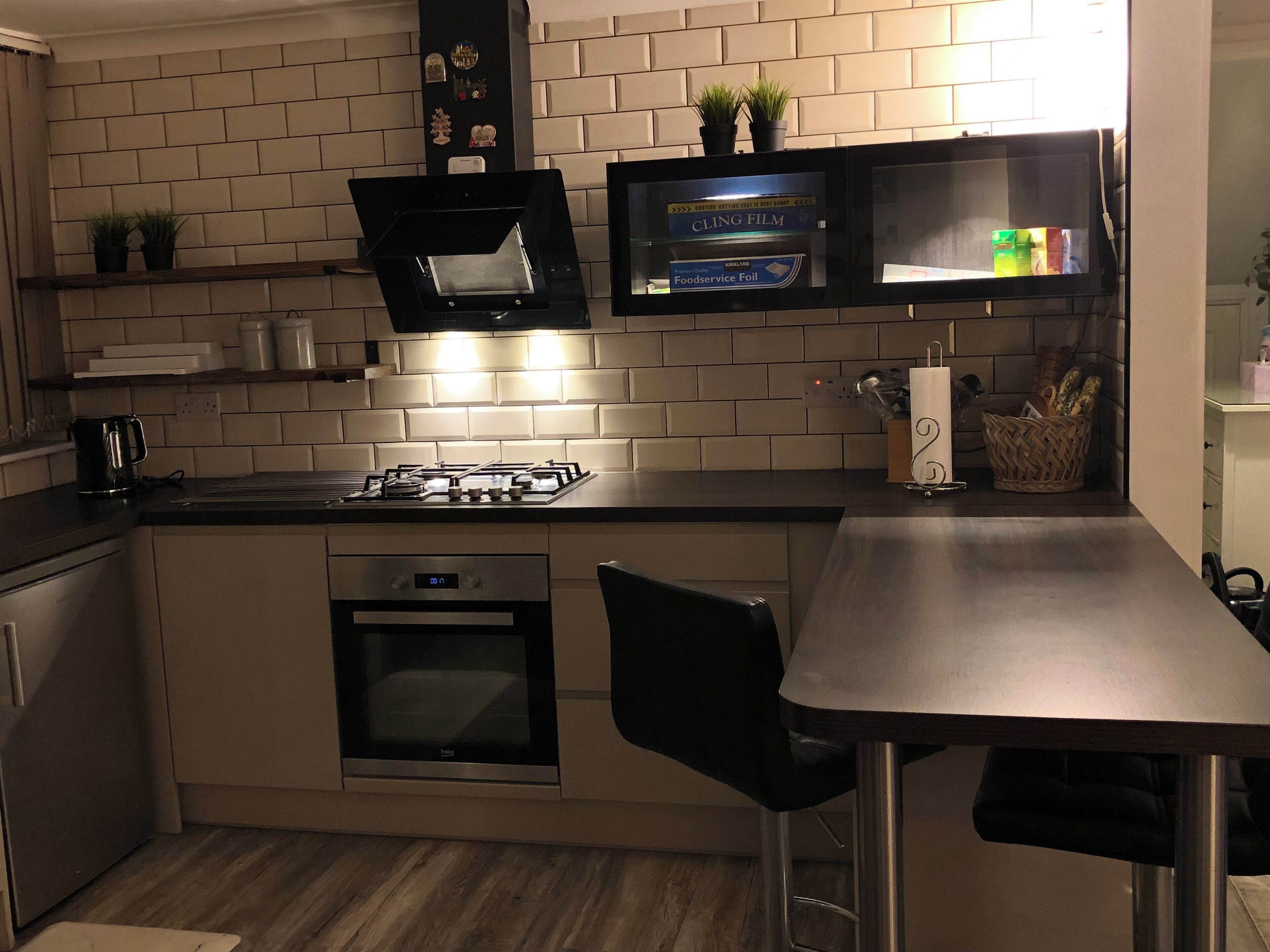 Réfrigérateur, micro-ondes, four, plaque de cuisson