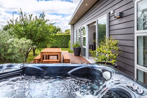 18 on Burgundy | Spa, Seasonal Communal Pool & Heart of Wine Country Living