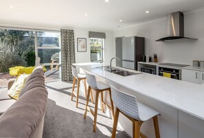 Geladeira, micro-ondas, fogão, cooktop