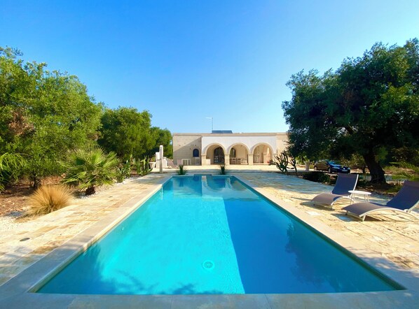 Outdoor pool - VILLA JULSEB, by OSTUNI/ITALIA, ELEGANT VILLA WITH PRIVATE POOL, Beach 12mn, 6P. (Puglia)