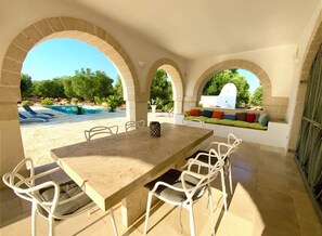 Outdoor dining - VILLA JULSEB, by OSTUNI/ITALIA, ELEGANT VILLA WITH PRIVATE POOL, Beach 12mn, 6P. (Puglia)