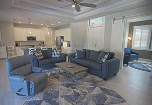 Smart-TV, Tischtennisplatte, Bücher, Drucker