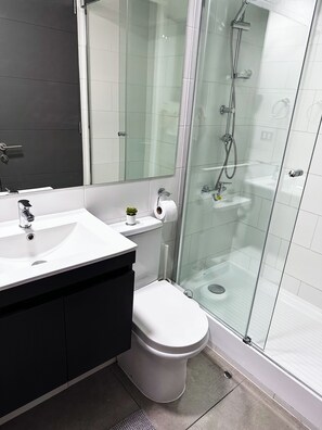 Een douche, een haardroger, handdoeken, zeep