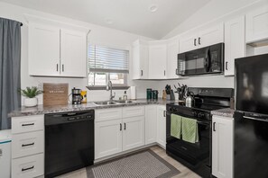 Kjøleskap, mikrobølgeovn, ovn og kokeplater