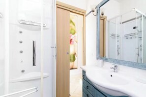Shower, hair dryer, bidet, towels