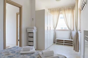 4 chambres, coffres-forts dans les chambres, fer et planche à repasser