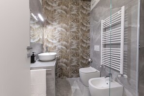 Een douche, milieuvriendelijk toiletgerief, een haardroger, een bidet