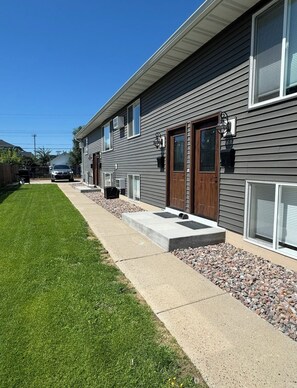 Exterior - Downtown 2BR - Fast WiFi-Easy Parking -Self Check-in (Williston)