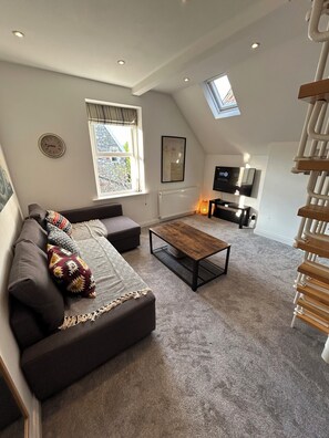 Smart TV - Stylish Apartment in the Heart of Clifton Village. Street Parking permit avail. (Clifton)