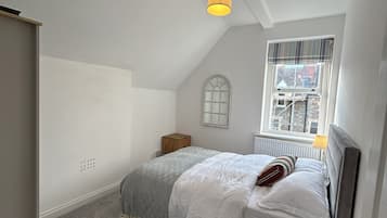 2 bedrooms, desk, iron/ironing board, WiFi