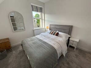 2 bedrooms, desk, iron/ironing board, WiFi