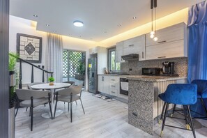 Microondas, horno y placa de cocina