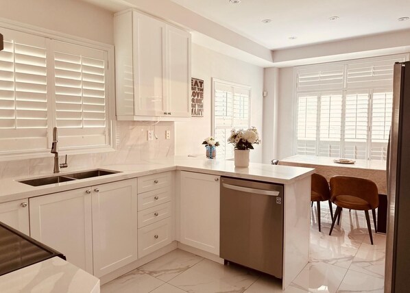 Réfrigérateur, four à micro-ondes, un four, surface de cuisson