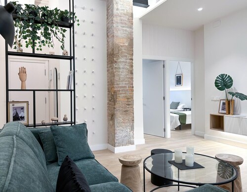 Designer 2-bedroom Apartment near Rambla Hostem