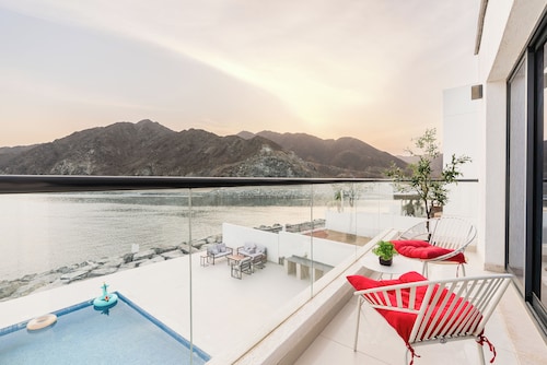 Al Dana Vitamin Sea Villa Spacious 5-bedroom villa in Fujairah with Private pool