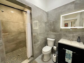 Dusche, Haartrockner, Handtücher, Seife