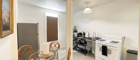 冷蔵庫、電子レンジ、オーブン、コンロ