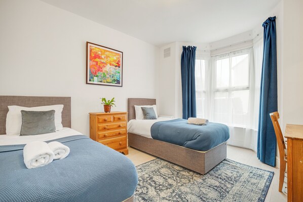 4 عدّة غرف نوم ومكواة/لوح كي وواي فاي وملاءات أسرّة