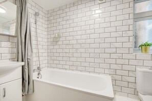 Sèche-cheveux, serviettes fournies, savon, papier toilette