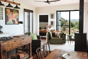 Smart-tv, een open haard en boeken