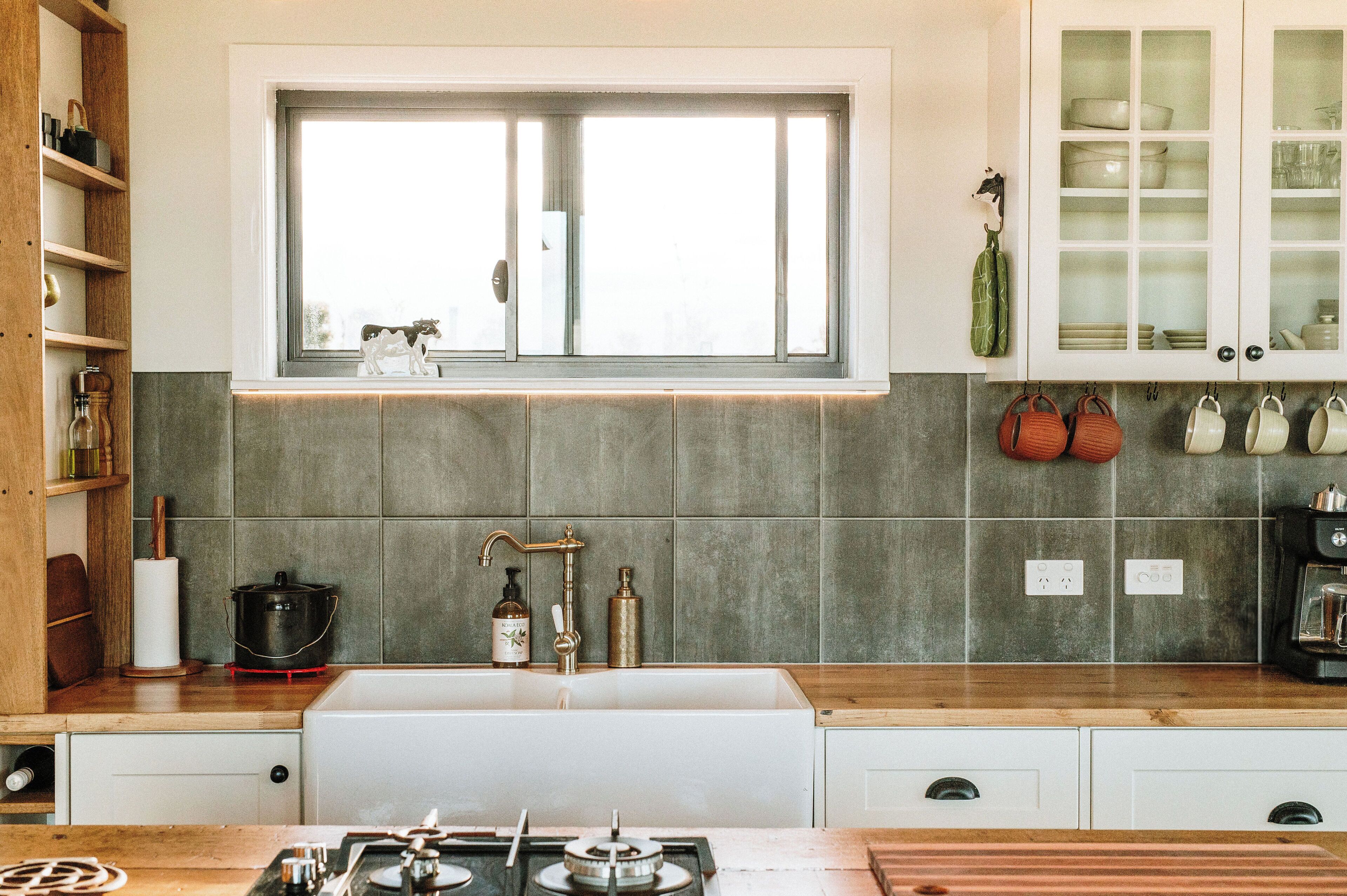 Frigorífic, microones, placa de cuina i cafetera i tetera 