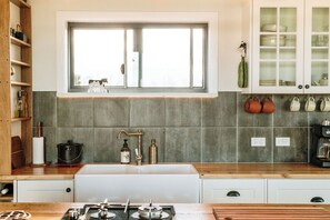 Een koelkast, een microgolfoven, een kookplaat