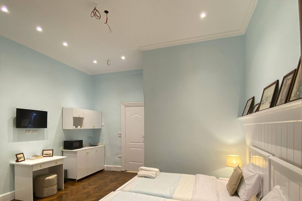Deluxe Studio | Desk, laptop workspace, free WiFi, bed sheets