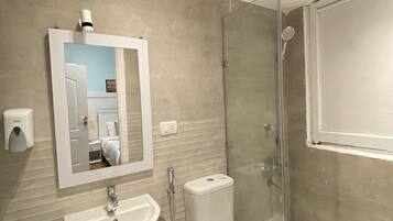 Quarto solteiro standard | Banheiro | Banheira e chuveiro separados, chuveiro com efeito de chuva