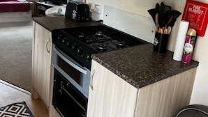 Cabin | Private kitchen | Fridge, microwave, oven, stovetop - Caravan Holiday Home (Northampton)