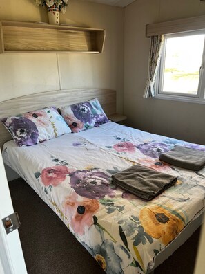 Cabin | 2 bedrooms, iron/ironing board, bed sheets - Caravan Holiday Home (Northampton)