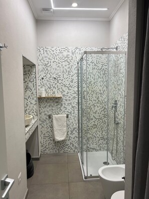 Haartrockner, Handtücher, Seife, Toilettenpapier