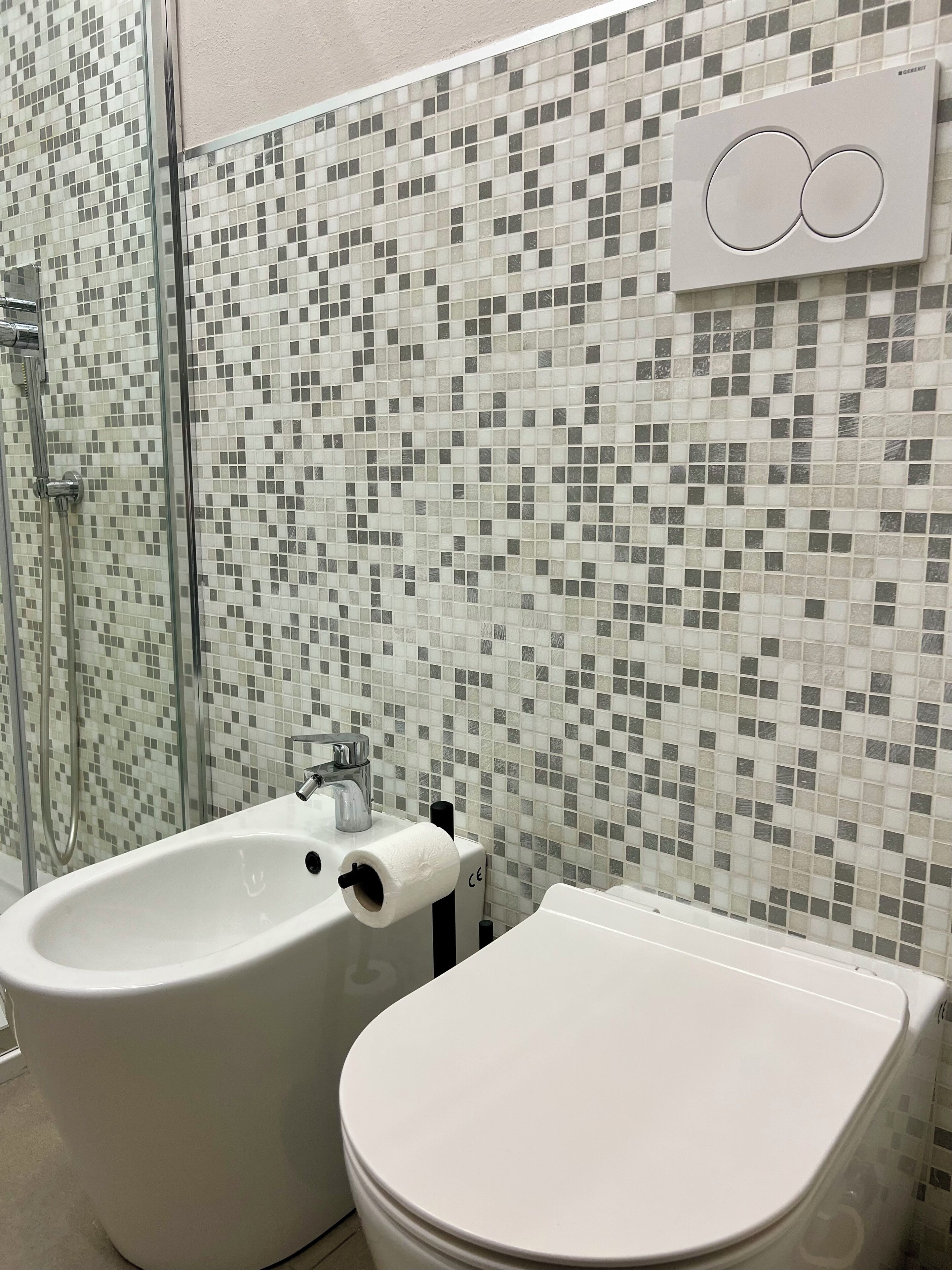 Sèche-cheveux, serviettes fournies, savon, papier toilette
