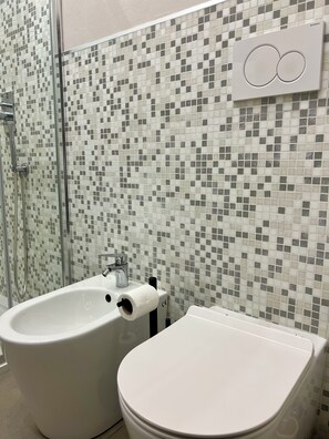 Haartrockner, Handtücher, Seife, Toilettenpapier