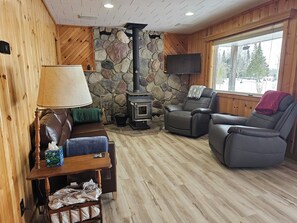 Téléviseur connecté, lecteur de DVD, livres, chaîne audio